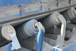 On a tendance à négliger l’entretien des rouleaux de transport et des rouleaux de retour des convoyeurs à courroie. Le bris des roulements entraînent une augmentation de la friction et donc un accroissement de la consommation énergétique, une réduction de la durée de vie des motorisations, une réduction de la durée de vie des courroies et des joints ainsi que l’usure prématurée des rouleaux qui ne tournent plus.